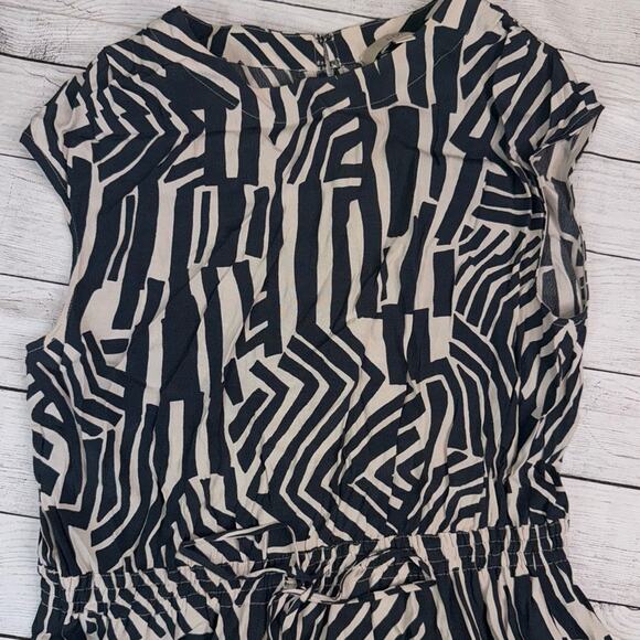 5/ $25 LOFT Black and Tan Geometric Dress with Elastic / Drawstring Waist Medium - Picture 4 of 8